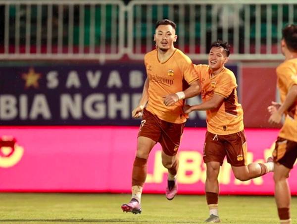 Cầu thủ Nam Định tập trung phòng ngự nam dinh defense