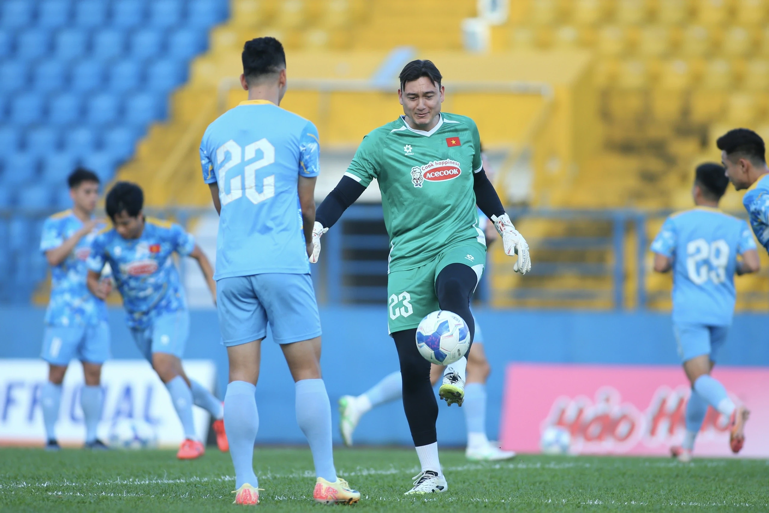 Không khí tập luyện vui vẻ giữa Văn Lâm và Tiến Linh Không khí tích cực tại buổi tập của đội tuyển