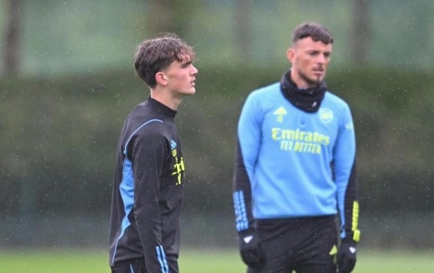 Max Dowman ra sân đội một lúc 15 tuổi