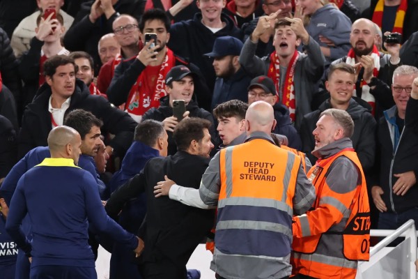 Huấn luyện viên Diego Simeone tức giận trên sân
