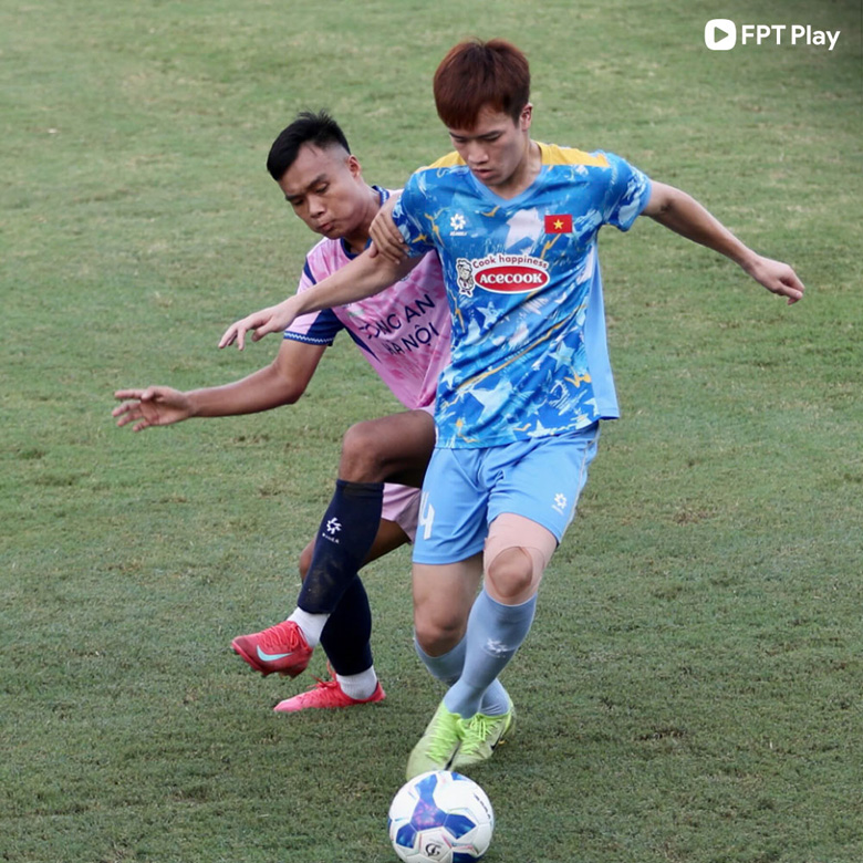 Việt Nam dẫn 2-1 ở hiệp 1