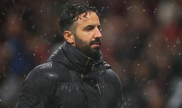 Ruben Amorim đang gặp vấn đề với sơ đồ 3-4-3 của Manchester United.