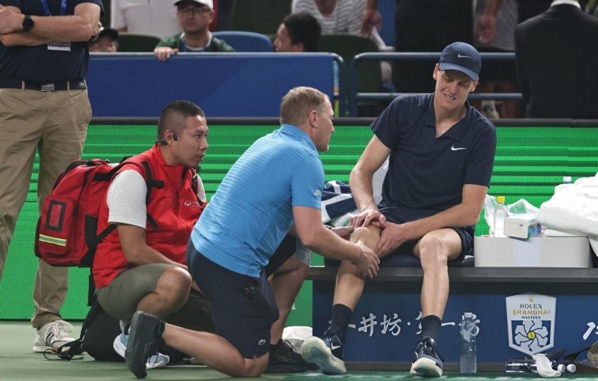 Jannik Sinner gặp vấn đề sức khỏe trong trận đấu vòng 3 Shanghai Masters năm nay với Tallon Griekspoor.