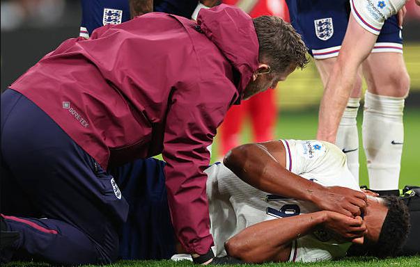 Ollie Watkins dính chấn thương ở trận đấu với xứ Wales Ollie Watkins dính chấn thương ở trận đấu với xứ Wales