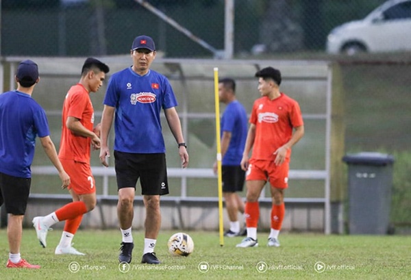 HLV Kim Sang-sik xây dựng đội hình trẻ trung