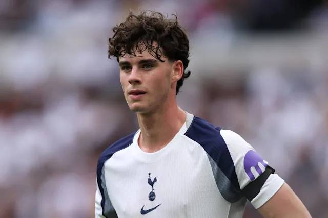 Archie Gray thi đấu cho Tottenham