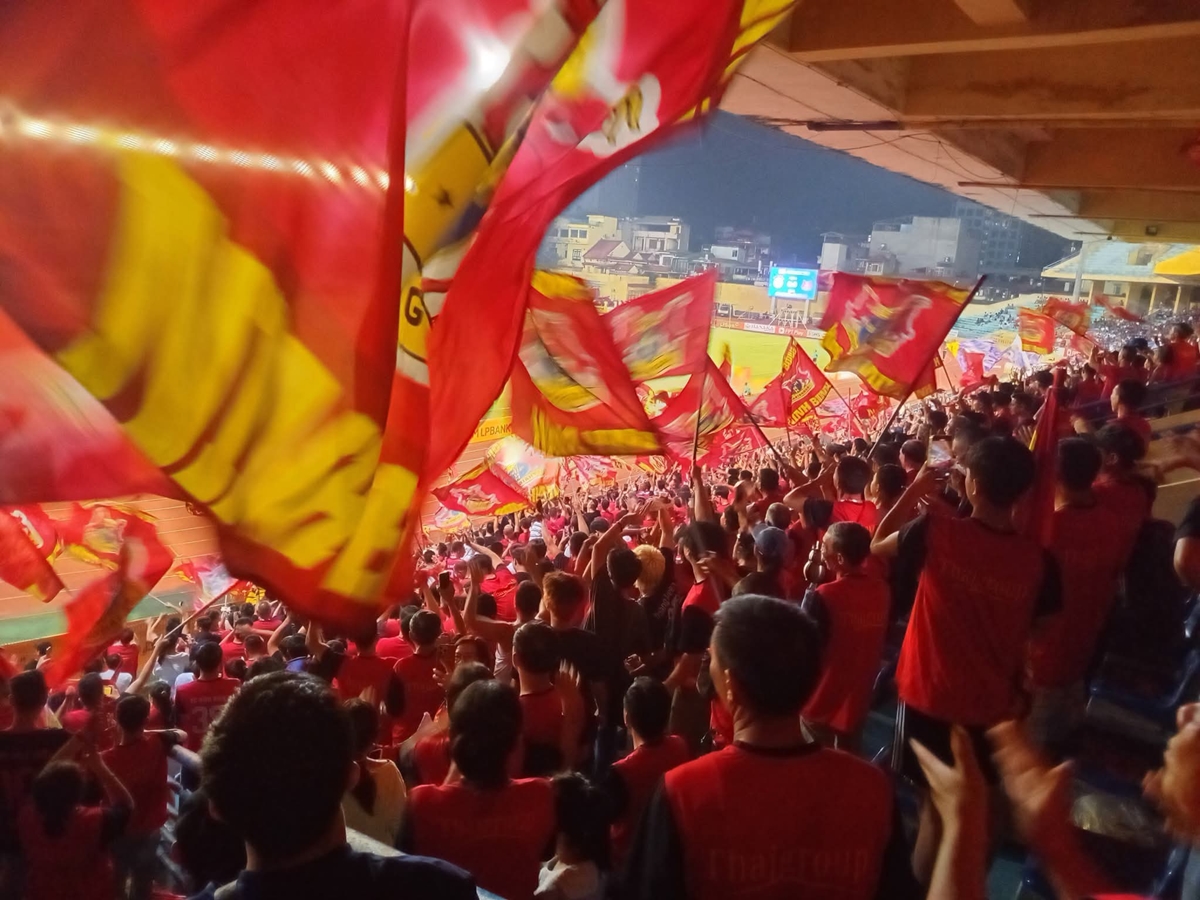Ninh Bình FC tạm giữ ngôi đầu sau chiến thắng trước Hà Nội FC