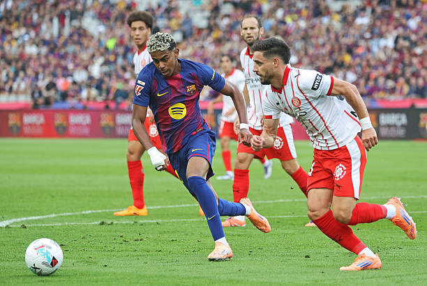 Lamine Yamal liên tục bị các cầu thủ phòng ngự Girona vây chặt.
