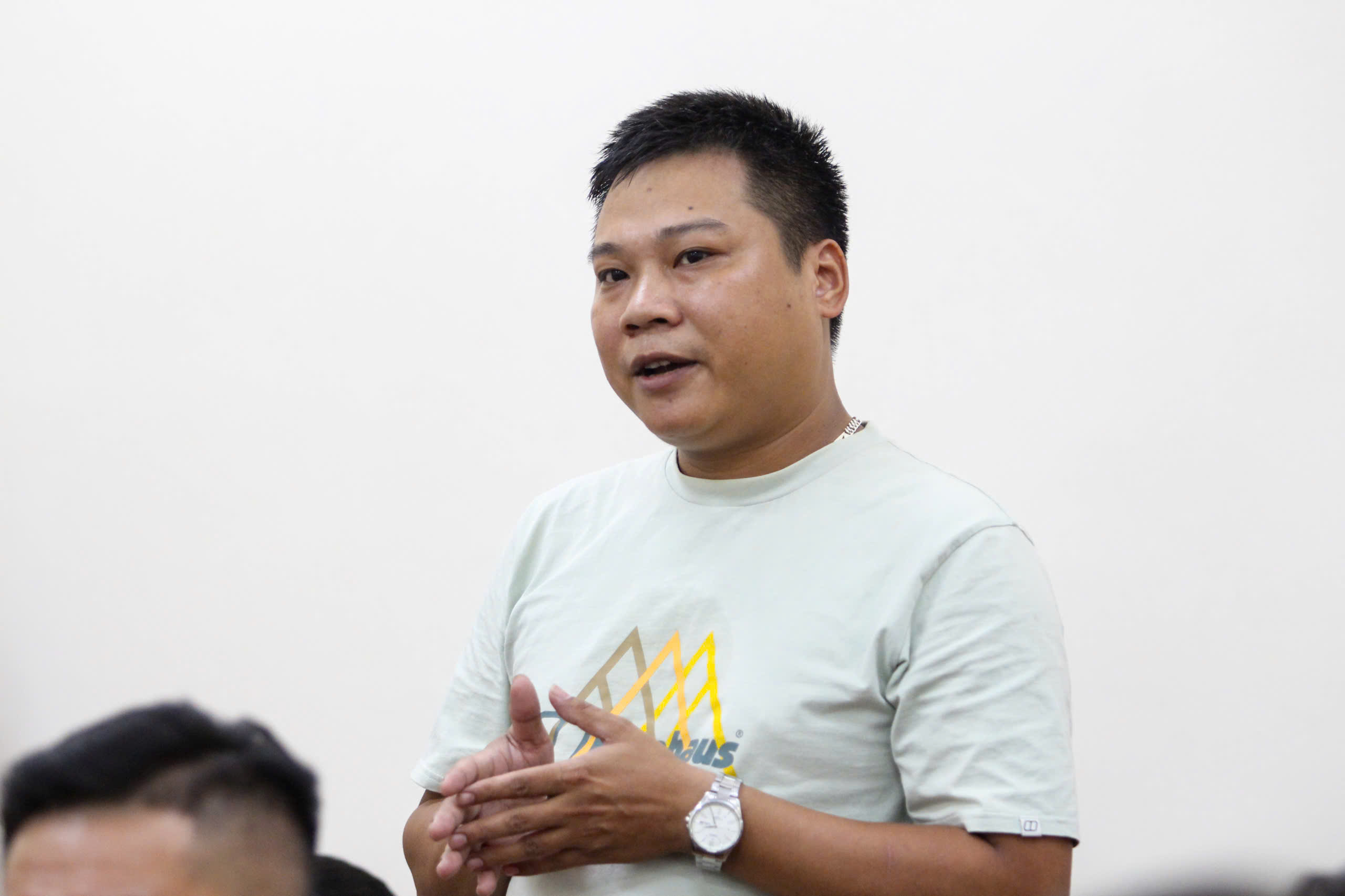 HLV Trần Minh Giang của đội Công đoàn Ninh Bình trình bày vấn đề thắc mắc ở cuộc họp