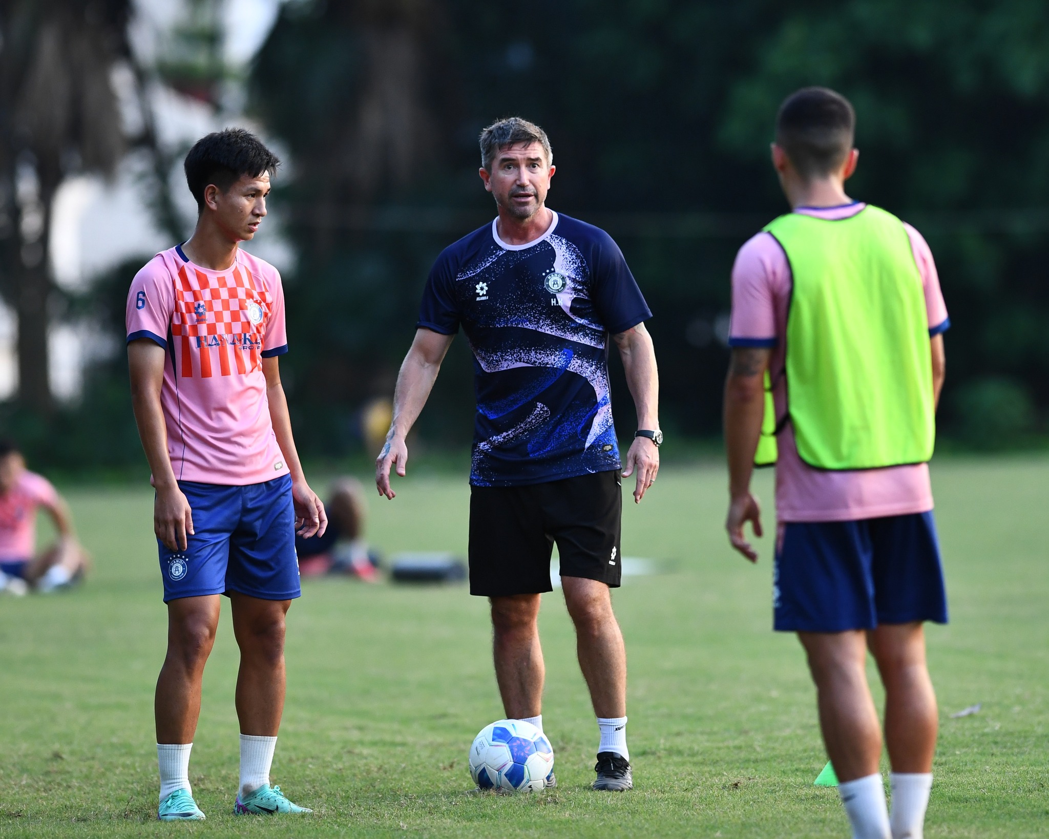 HLV Harry Kewell ngỡ ngàng với chất lượng mặt sân V-League HLV Harry Kewell nhìn mặt sân Bình Dương đầy nước