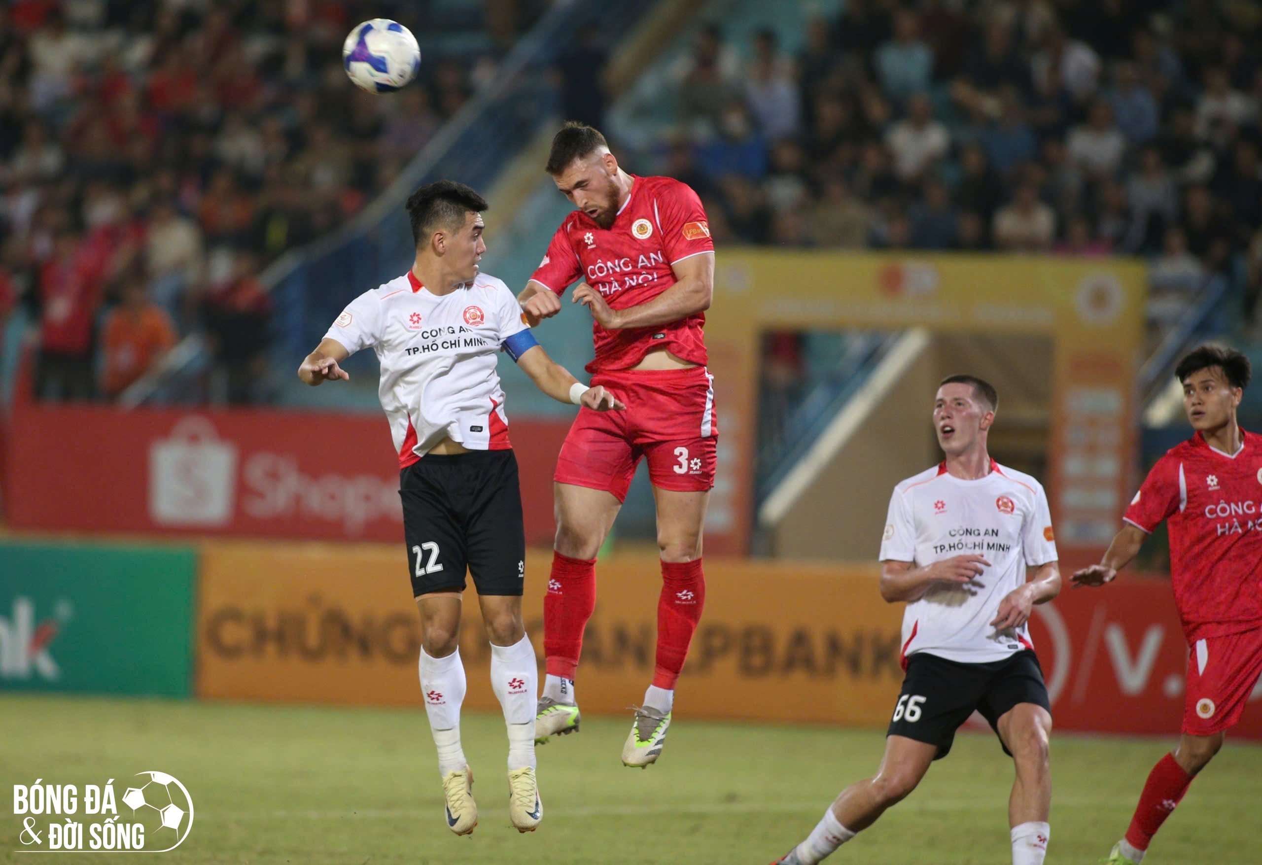 Tiến Linh cùng đồng đội đang đứng thứ 5 trên BXH sau 8 vòng đấu. Becamex TP.HCM chuẩn bị cho chuyến làm khách