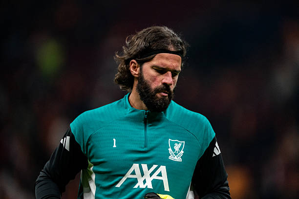Alisson Becker dính chấn thương trong trận đấu