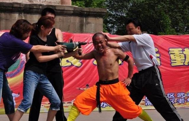 Biểu diễn mình đồng da sắt trong võ thuật