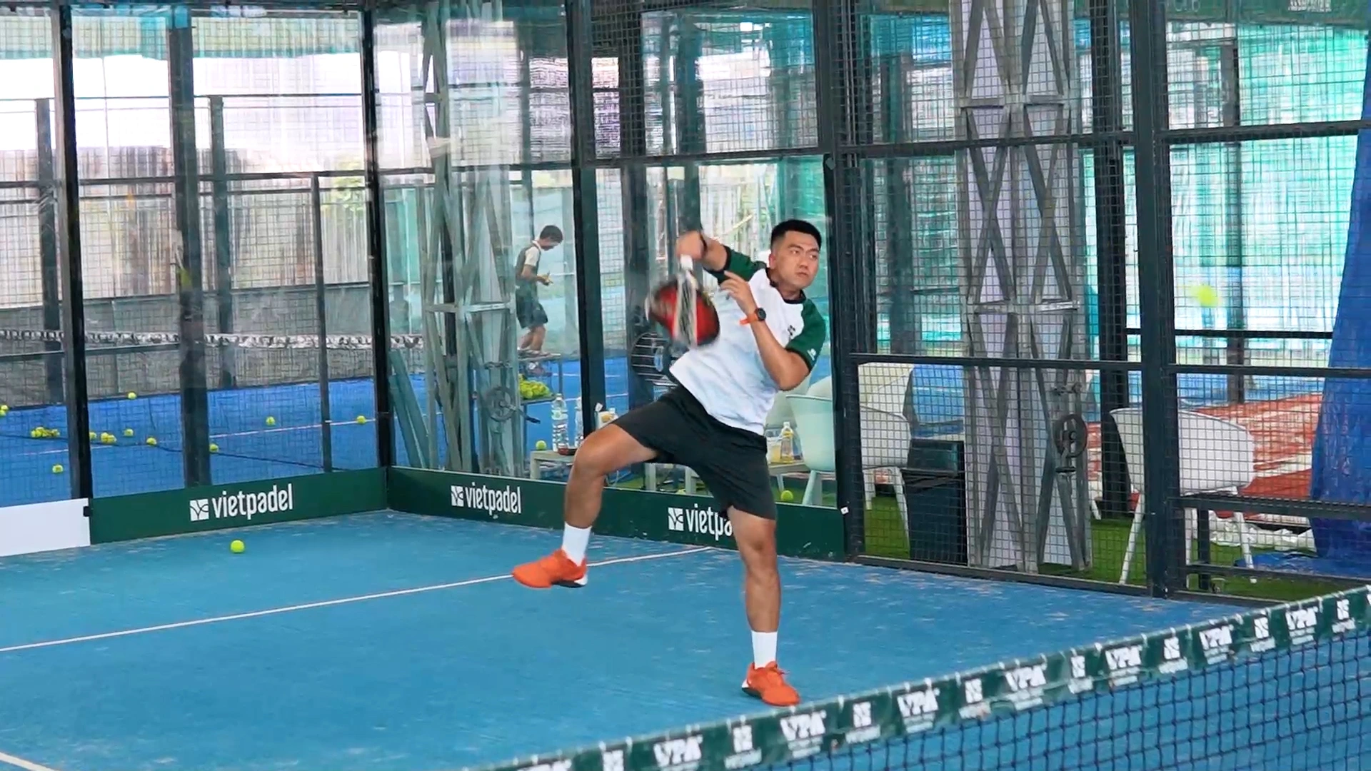 Sân padel khép kín bởi kính cường lực