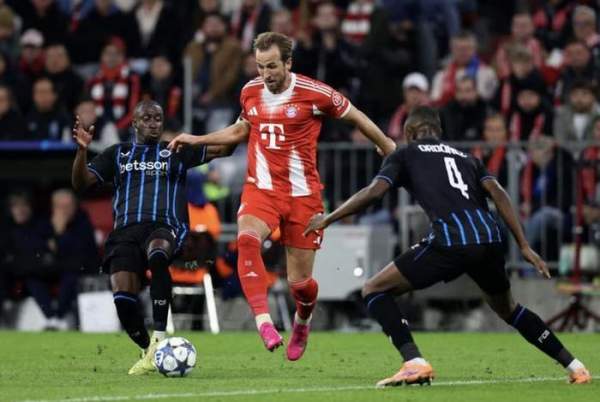 Các hậu vệ Club Brugge bất lực ngăn cản Harry Kane