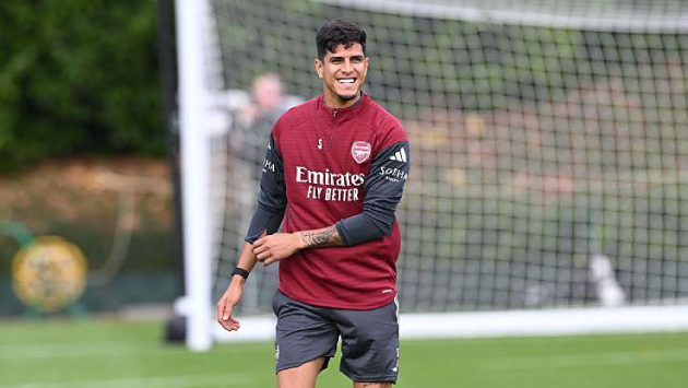 Piero Hincapie trong buổi tập của Arsenal