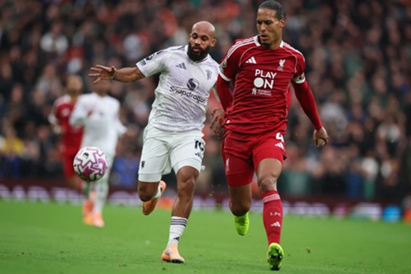 Cầu thủ MU ăn mừng trên sân Anfield