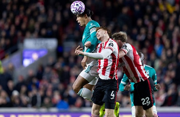 Đối thủ khai thác bóng dài chống Liverpool Các đường chuyền dài được khai thác triệt để