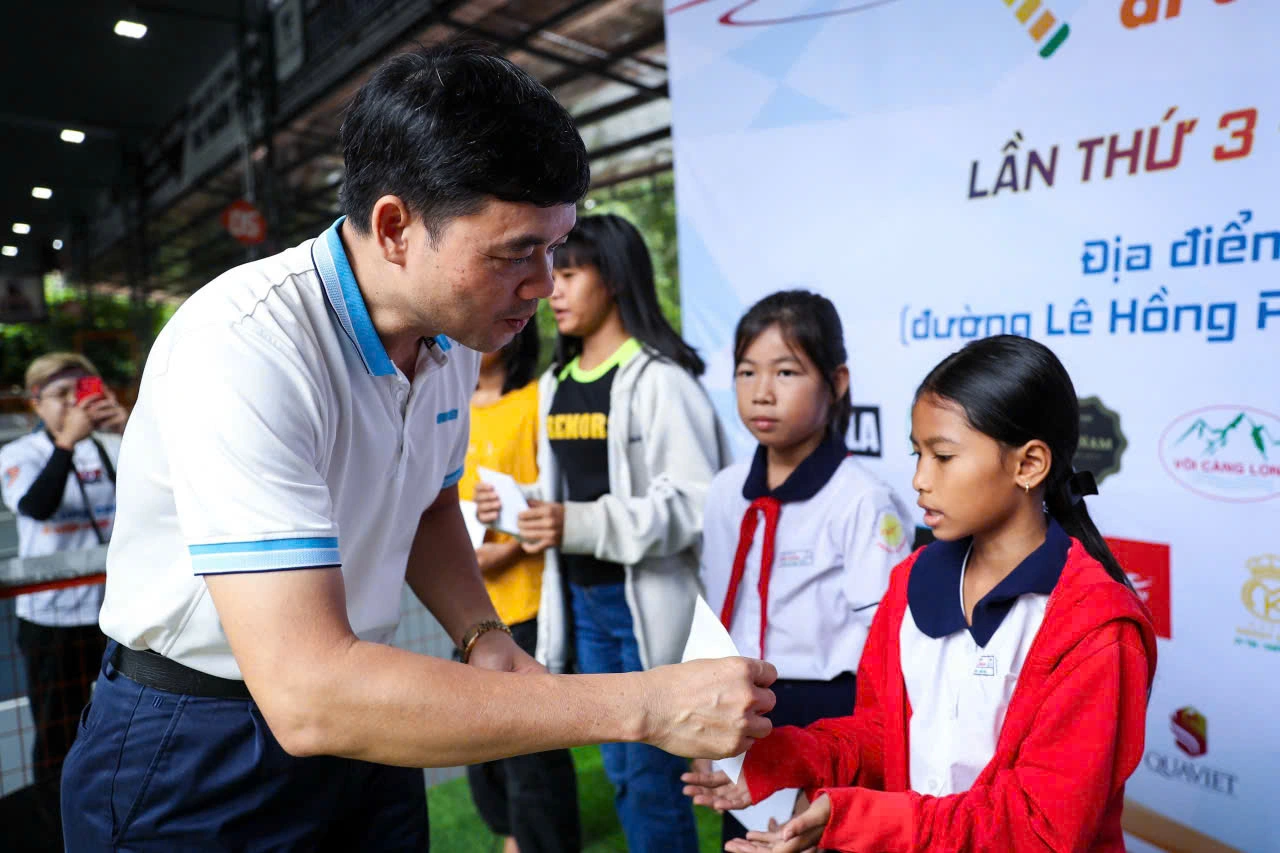 Đại diện lãnh đạo trao tiền hỗ trợ trẻ mồ côi