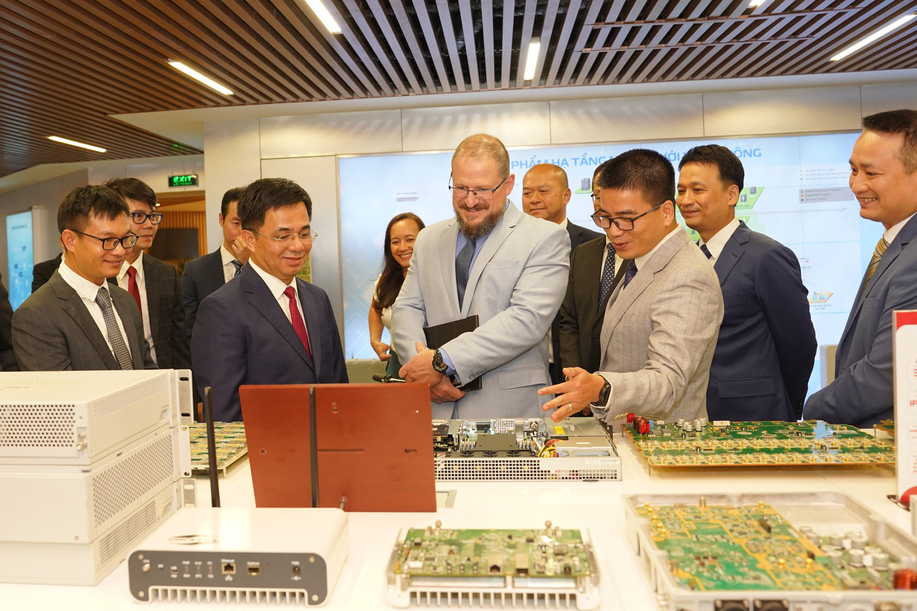 Thiết bị trạm gốc 5G Open RAN Việt Nam