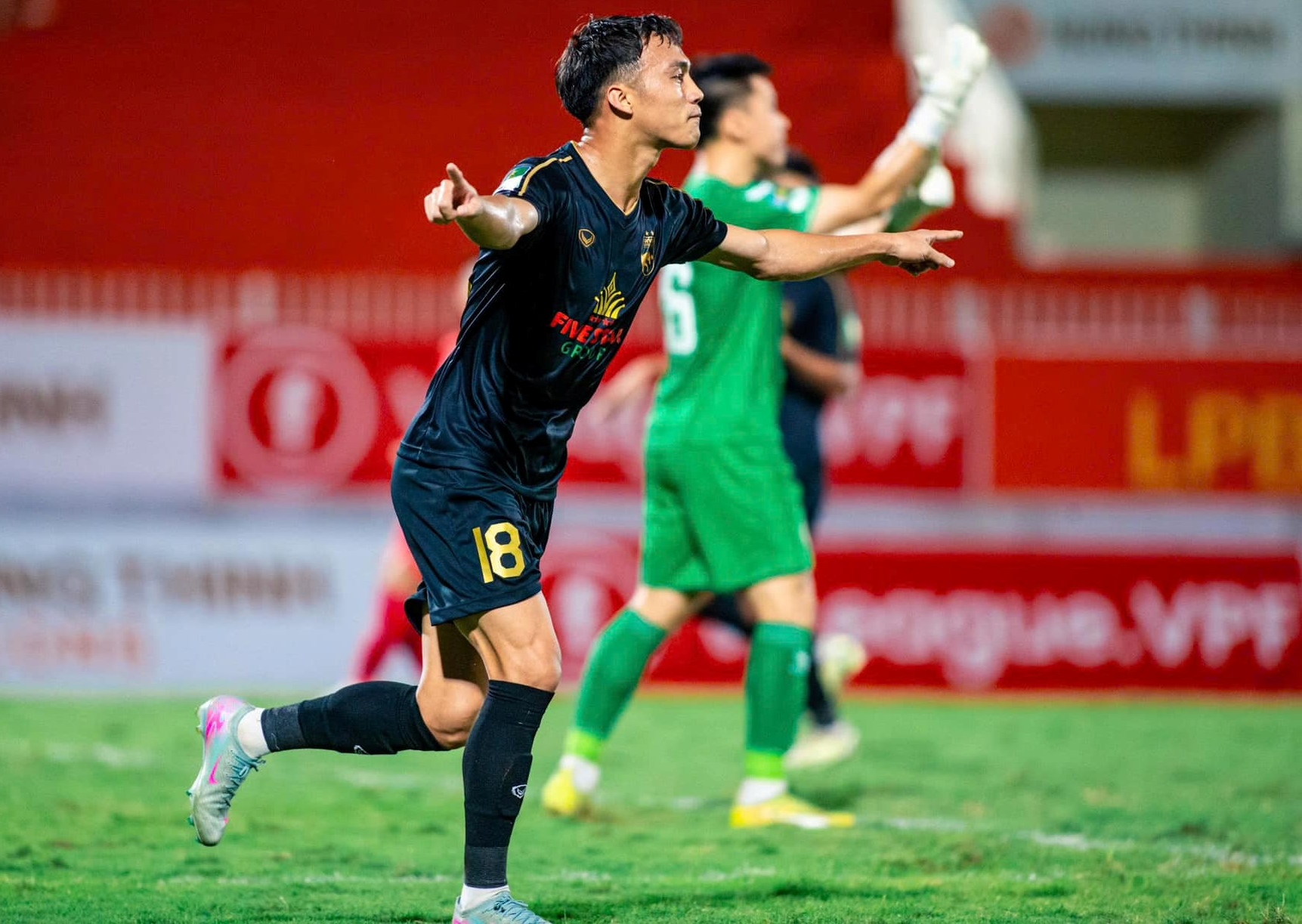 Cầu thủ Long An ghi bàn trước sự phản ứng của Quy Nhơn United