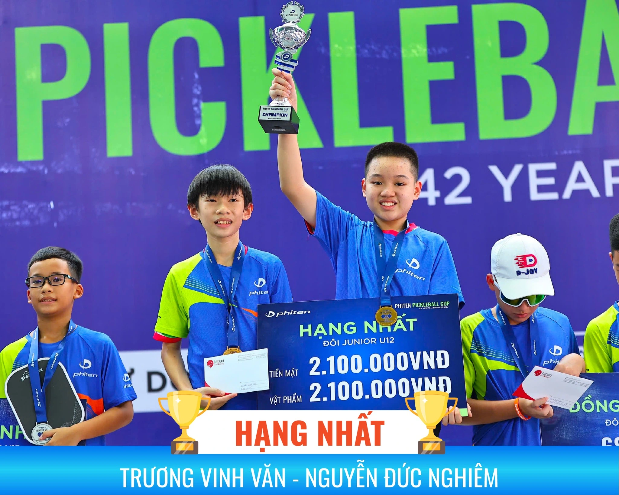 Em trai Trương Vinh Hiển cầm cúp vô địch U.12 giải pickleball Phiten Cup 2025