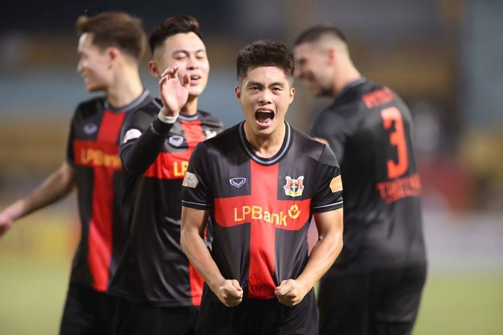 Ninh Bình FC đánh bại Hà Nội trên sân Hàng Đẫy