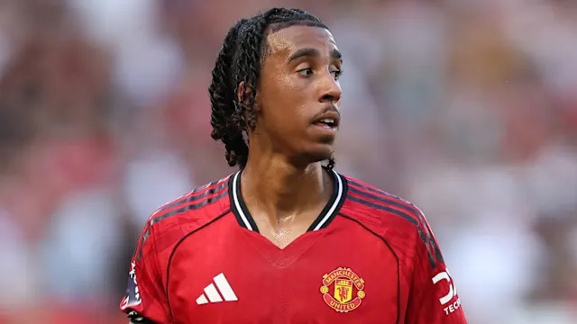 Leny Yoro trong màu áo Manchester United