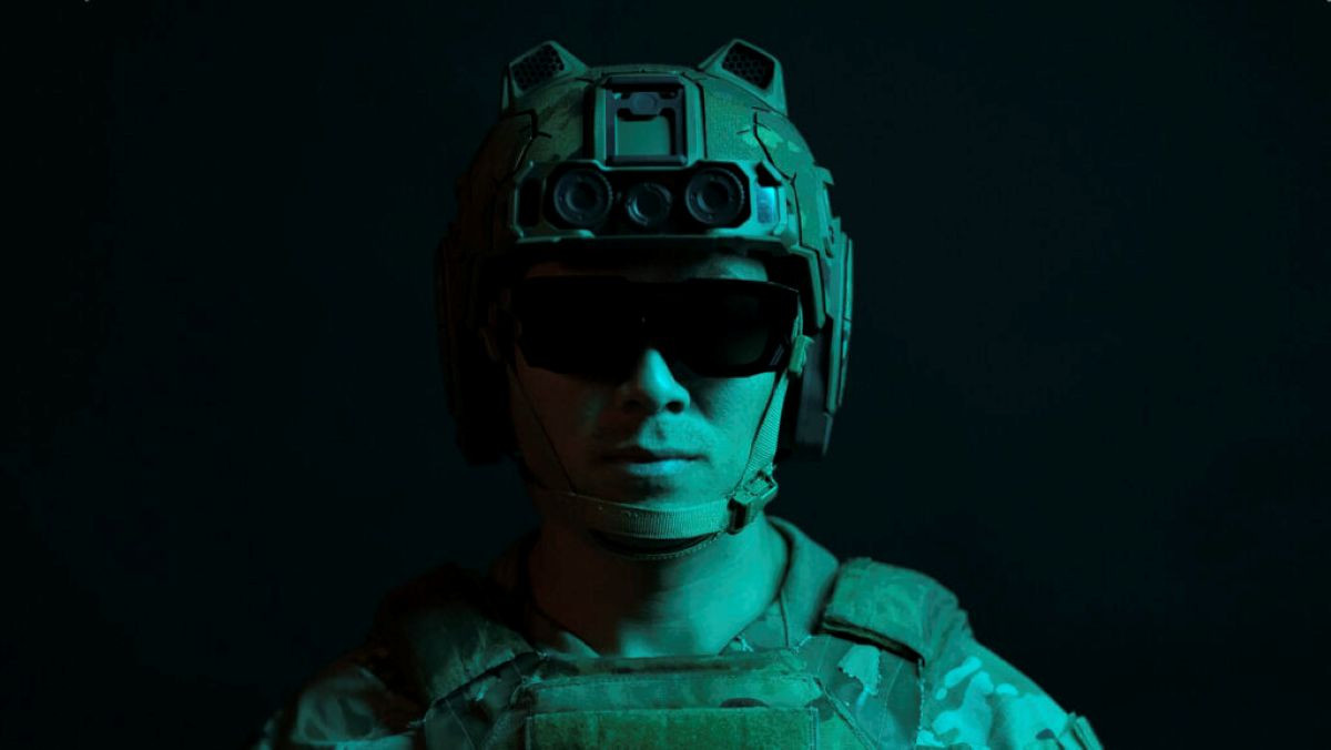 Binh sĩ đội mũ chiến đấu EagleEye