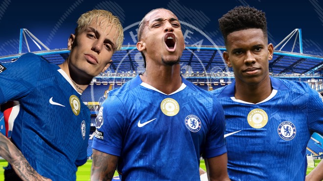 Chelsea thi đấu trên sân cỏ