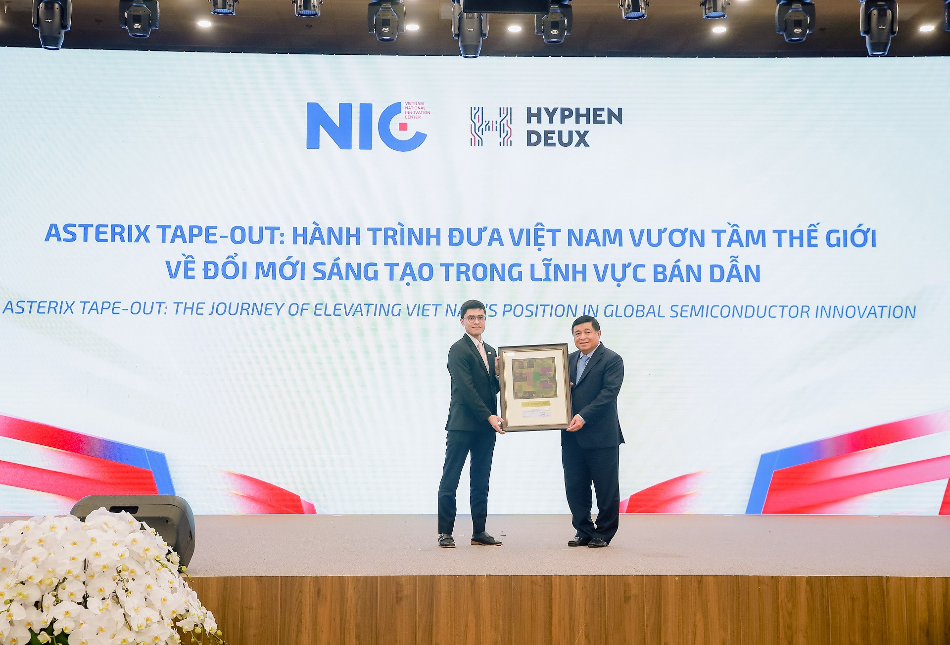 Trao tặng tranh mô phỏng thiết kế chip HDx32U cho Phó Thủ tướng