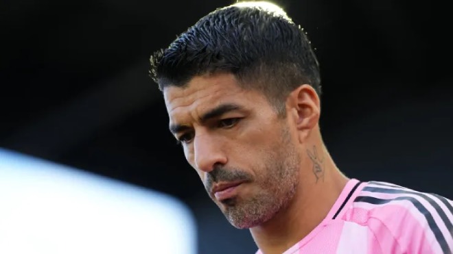 Luis Suarez tranh chấp bóng