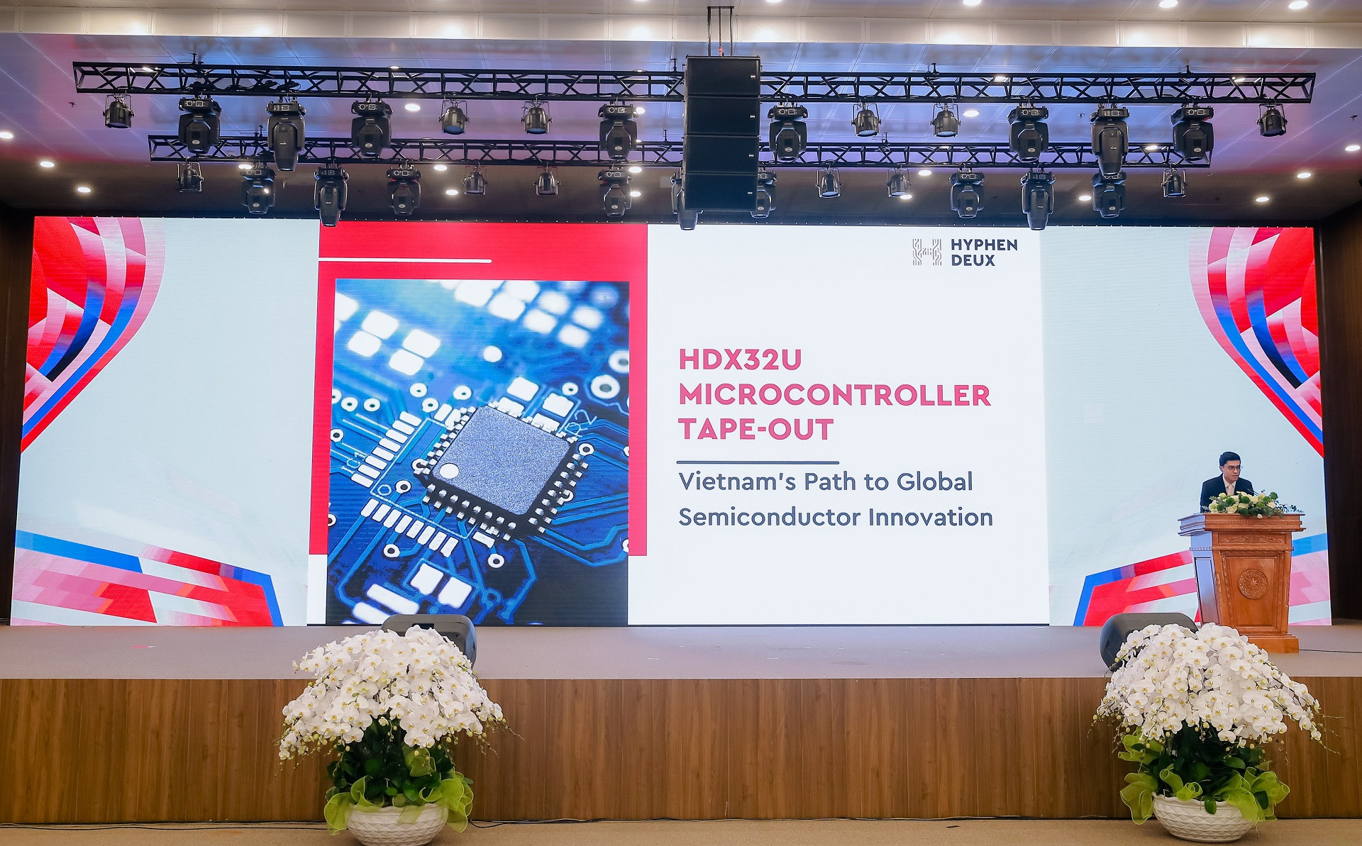 Sự kiện công bố tape-out chip HDx32U tại Innovate Vietnam 2025