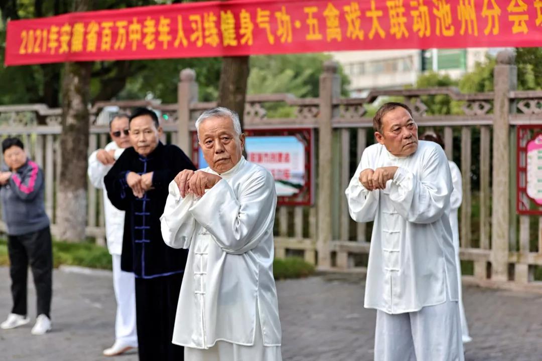 Người lớn tuổi ở Trung Quốc thường tập Ngũ cầm hí