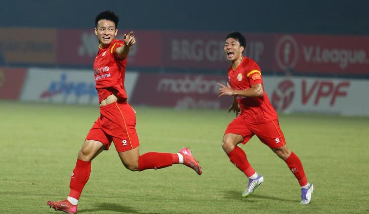 Thành Nhàn giúp PVF-CAND mở tỷ số từ sớm. Thành Nhàn giúp PVF-CAND mở tỷ số từ sớm.