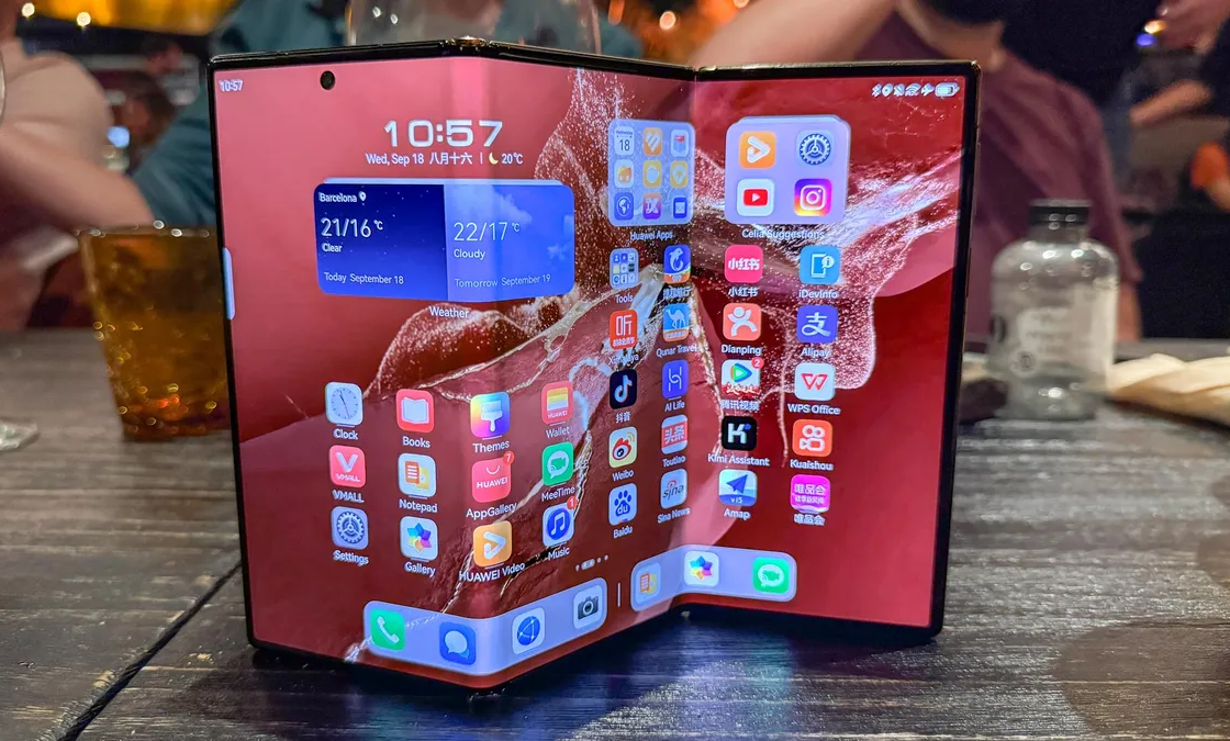 Mẫu Huawei Mate XT Ultimate với thiết kế gập ba
