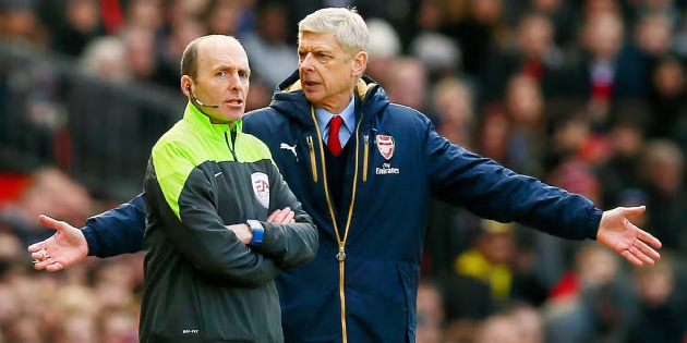 Mike Dean cạnh tranh với Arsene Wenger