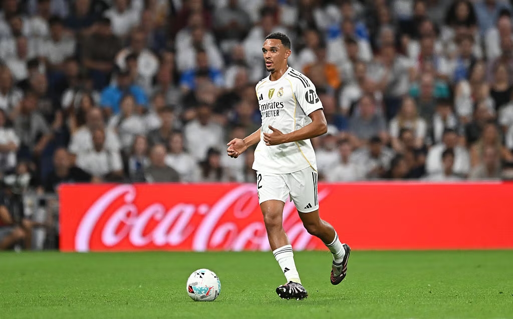 Trent Alexander-Arnold 16 Trent Alexander-Arnold trong trận đấu