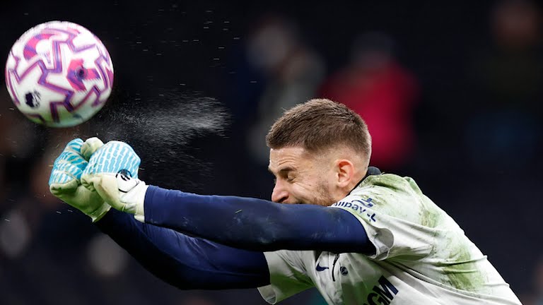 Vicario có những pha cứu thua ấn tượng.