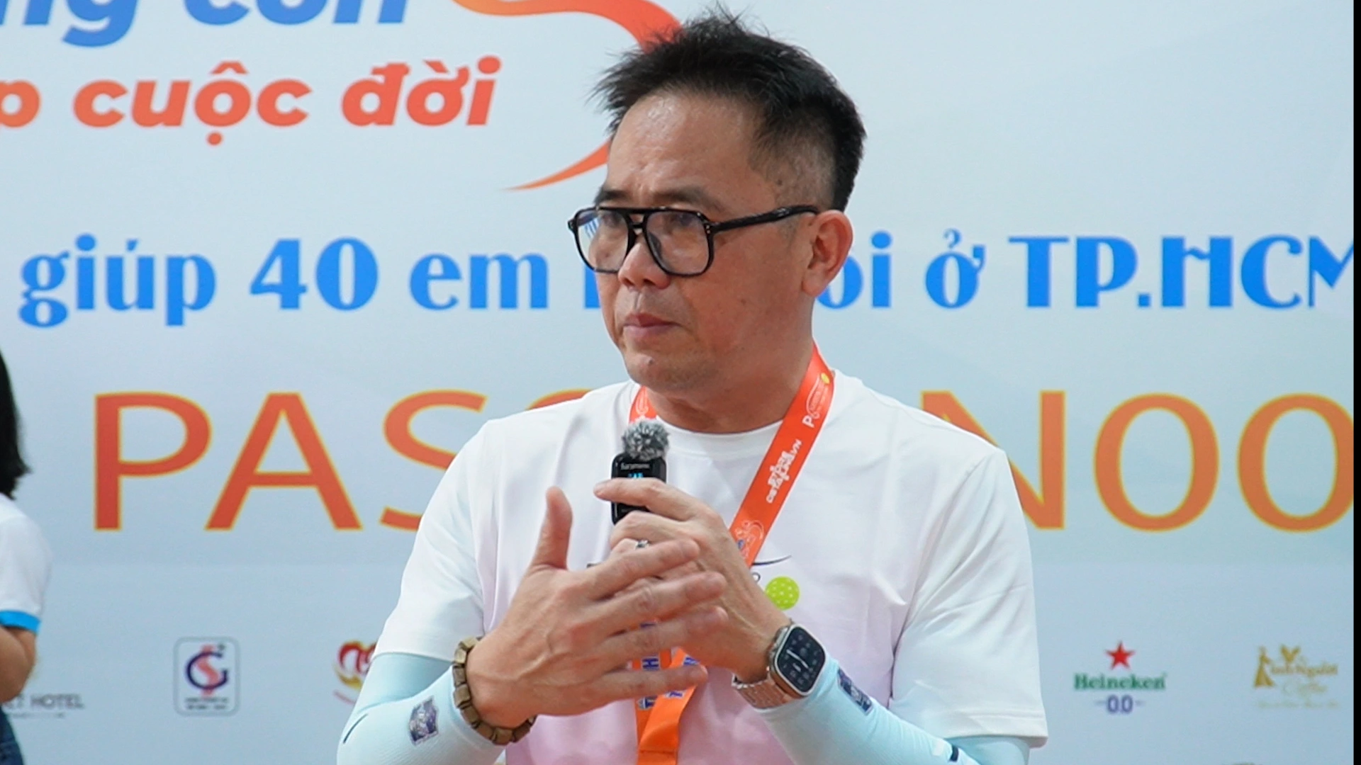 400 triệu đồng lan tỏa yêu thương từ giải pickleball 'Cùng con đi tiếp cuộc đời' tranh cúp Passion002 - Ảnh 2. Nhà tài trợ chính Tony Hoàng vui vì tinh thần thể thao lan tỏa thành tình thần yêu thương và sẻ chia