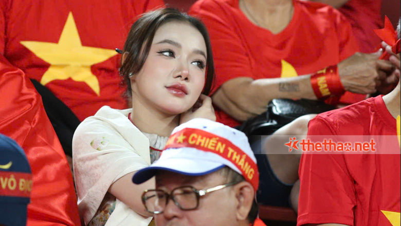 Vé xem ĐT nữ Việt Nam đá bán kết ASEAN Cup 2025 tại SVĐ Lạch Tray giá bao nhiêu? - Ảnh 1 Cổ động viên háo hức chờ trận bán kết của ĐT nữ Việt Nam