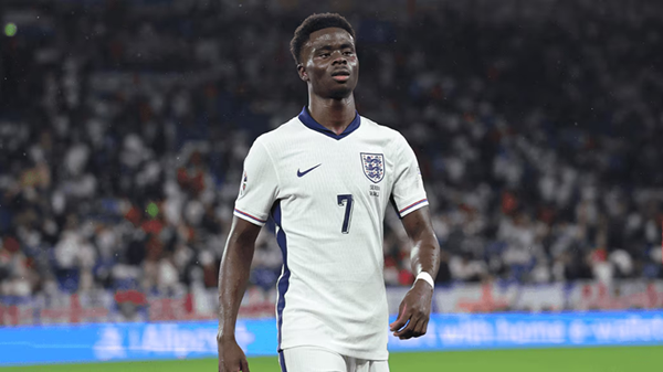 Bukayo Saka ăn mừng bàn thắng