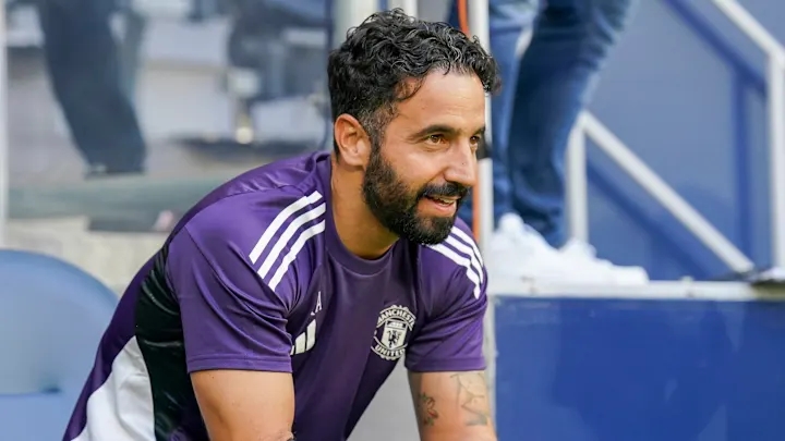 Ruben Amorim 09 Ruben Amorim cúi đầu căng thẳng