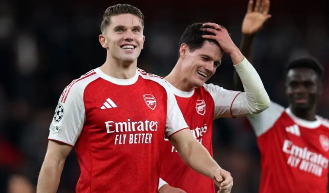 Arsenal đang bay cao ở Ngoại hạng Anh. Arsenal đang bay cao ở Ngoại hạng Anh.