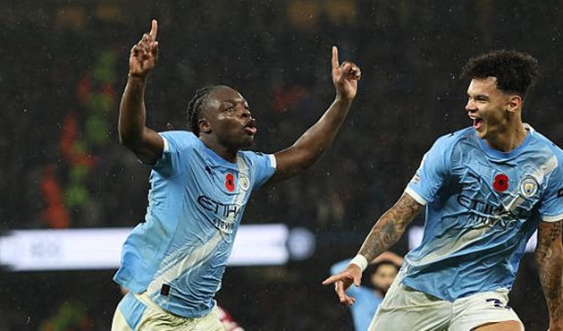 Jeremy Doku khiêm tốn sau khi sút tung lưới Liverpool.