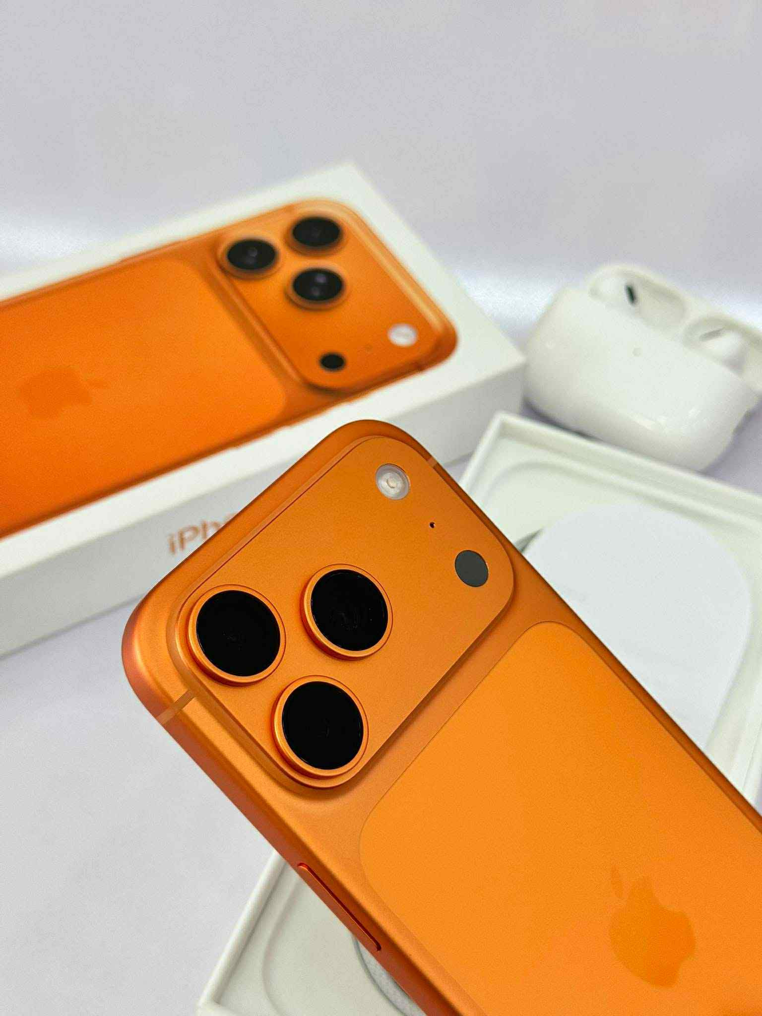 Chiếc iPhone 17 Pro Max màu cam sở hữu số IMEI đẹp