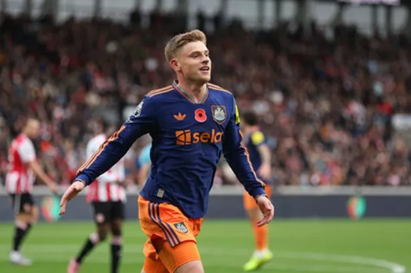 Harvey Barnes chơi bóng cho Newcastle