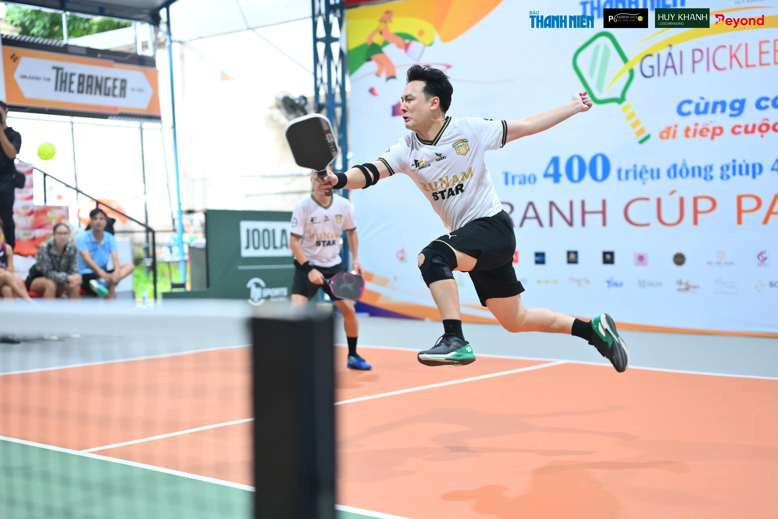 Vận động viên thi đấu tại giải pickleball Cùng con đi tiếp cuộc đời