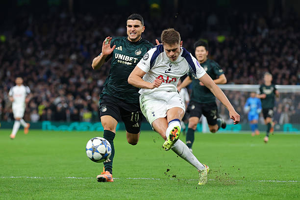 Van de Ven bứt phá từ phần sân nhà ghi bàn