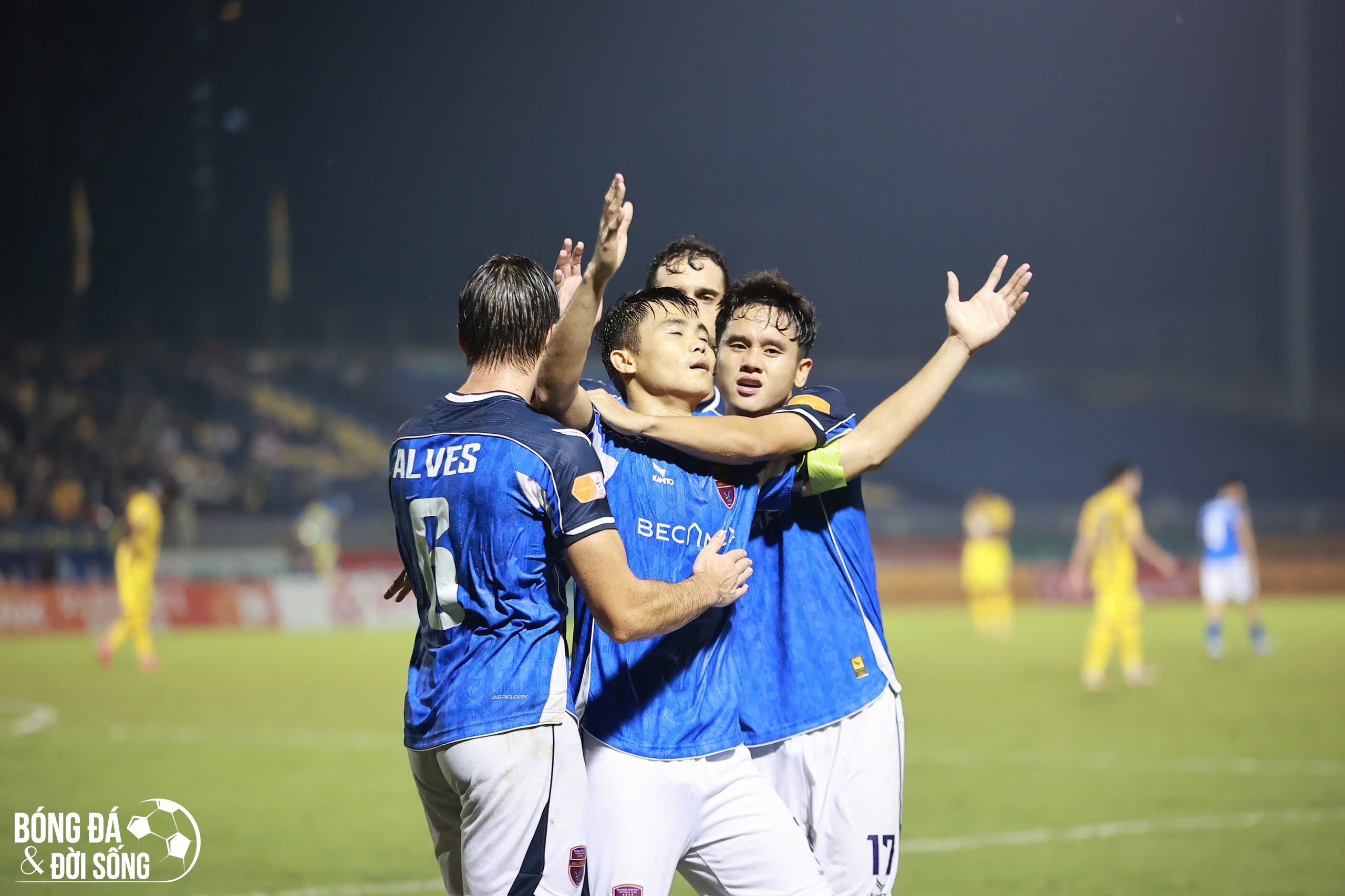 Hiệp 1 diễn ra với thế trận đôi công hấp dẫn.